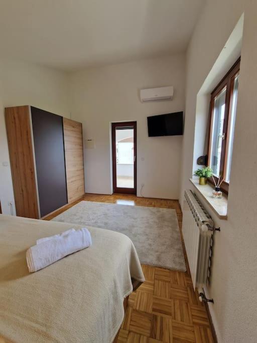 Villa Castanea - Kuca Za Odmor S Bazenom Kukci Esterno foto
